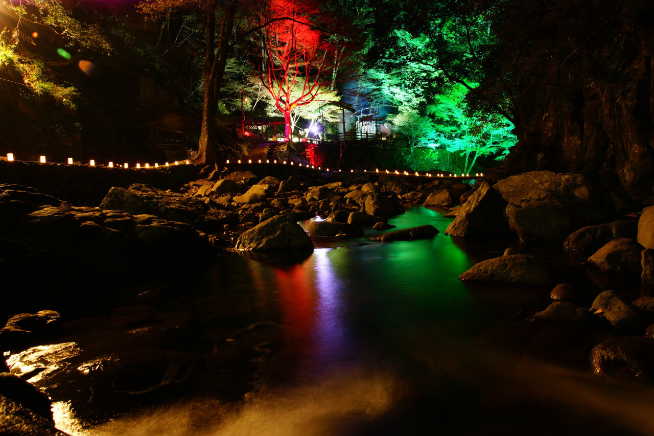 赤目四十八滝の紅葉 ライトアップ紅葉 滝 アクセス 時間 駐車場 料金 三重県名張市赤目町