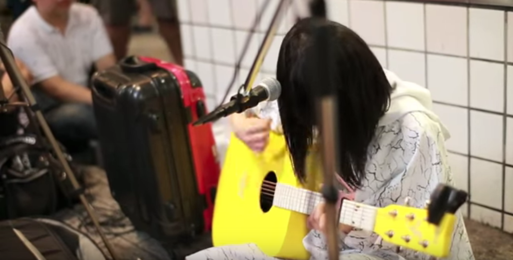 酸欠少女さユりの黄色いギター