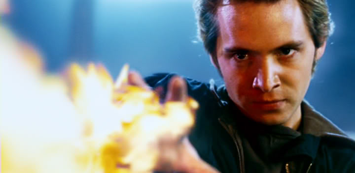 アーロン・スタンフォードが演じるパイロ（ジョン・アラダイス）