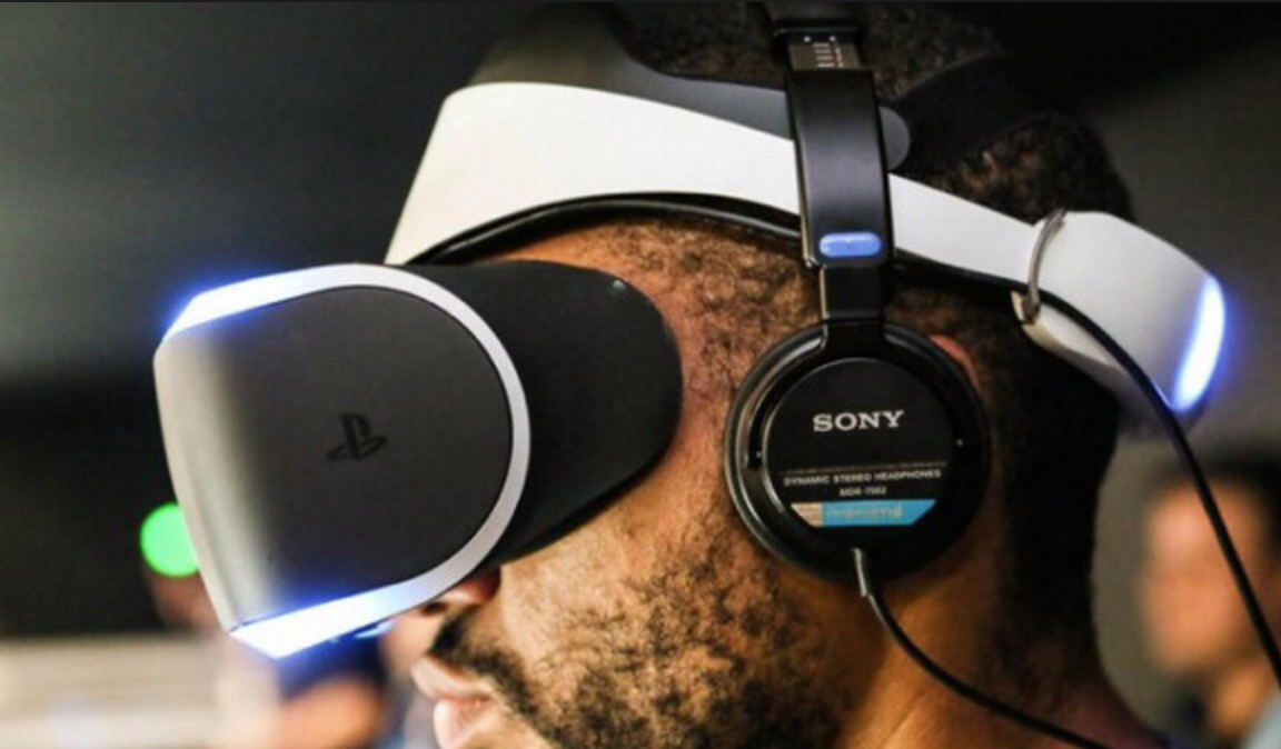 VRデバイスとヘッドフォンで没頭する図