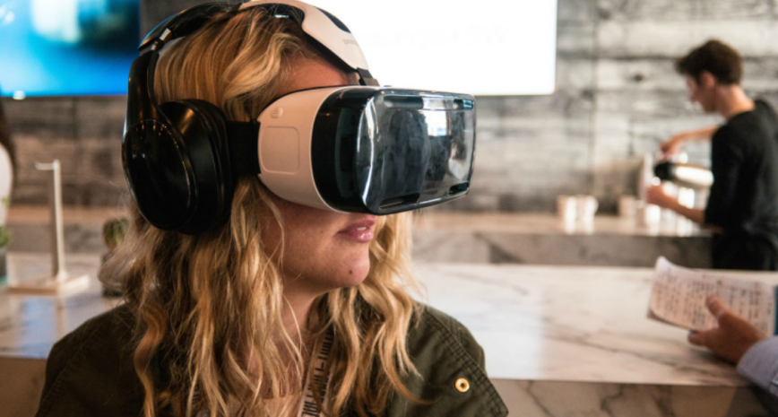 VRデバイスを装着した図