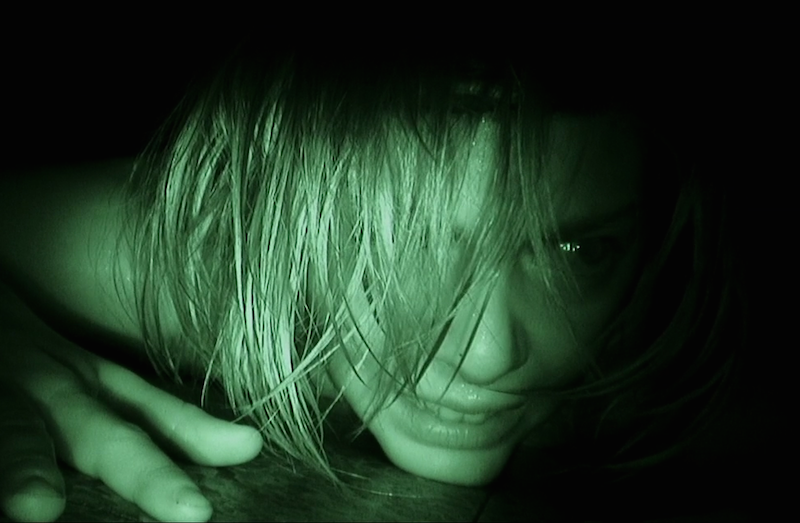 暗視カメラで写された映画RECレックの主人公のアンヘラ